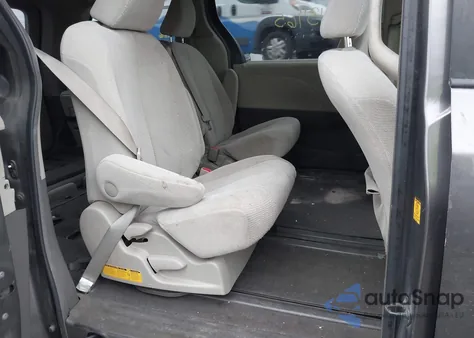 2011 Toyota Sienna Le z USA, uszkodzony, nr VIN 5TDKA3DC7BS005708